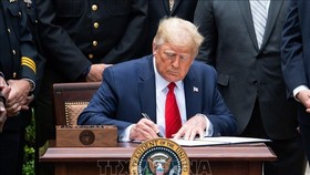 Tổng thống Mỹ Donald Trump ký sắc lệnh cải tổ cảnh sát tại Washington DC., ngày 16/6/2020. Ảnh: AFP/TTXVN