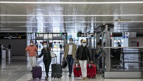 Hành khách tại một nhà ga ở Barcelona, Tây Ban Nha ngày 19/6/2020. Ảnh: THX/TTXVN