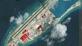 Trung Quốc đã xây dựng đường băng, nhà chứa máy bay và cơ sở radar phi pháp trên đá Chữ Thập, quần đảo Trường Sa. (Ảnh: AMTI) 