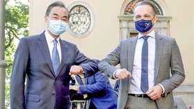 Ngoại trưởng Trung Quốc Vương Nghị (trái) chạm cùi chỏ với Ngoại trưởng Đức Heiko Maas khi hai người gặp nhau tại Berlin, Đức hôm 01-09 trong khuôn khổ chuyến thăm châu Âu. Ảnh: AFP