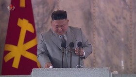 Ông Kim tháo kính để lau nước mắt ngay giữa bài phát biểu. Ảnh: Yonhap