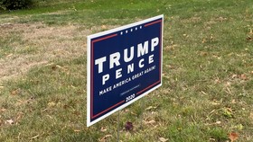 Bảng cắm ở sân ủng hộ Tổng thống Trump ở Epping, New Hampshire vào ngày 20 tháng 10 năm 2020