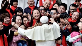 Giáo hoàng Francis chào đón các tín hữu từ Trung Quốc khi ông đến dự buổi tiếp kiến ​​chung hàng tuần của mình tại Quảng trường Thánh Peter ở Vatican vào 18-04 Ảnh: TIZIANA FABI/AGENCE FRANCE-PRESSE/GETTY IMAGES