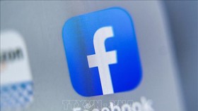 Biểu tượng của Facebook trên màn hình máy tính bảng. Ảnh: AFP/TTXVN