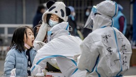 Một bé gái được xét nghiệm COVID-19 trong khuôn khổ chiến dịch xét nghiệm ở quận Dongcheng, Bắc Kinh, Trung Quốc vào ngày 23 tháng 1 năm 2021. (Kevin Frayer / Getty Images)
