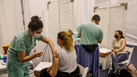 Người dân được tiêm một liều vắc-xin Pfizer-BioNTech Covid-19 ở Tel Aviv vào ngày 4 tháng 1. Nhiếp ảnh gia: Kobi Wolf / Bloomberg