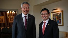 Thủ tướng Lý Hiển Long (trái) và phó thủ tướng Heng Swee Keat (phải)  Ảnh: MARK CHEONG
