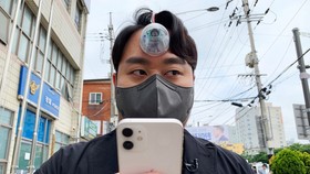 Paeng Min-wook trình diễn việc sử dụng Con Mắt Thứ Ba khi vừa lướt điện thoại vừa đi bộ trên đường phố Seoul. Nguồn: NYP.