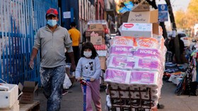 Người dân đi bộ tại một khu thương mại ở Santiago. (AFP qua Getty Images)