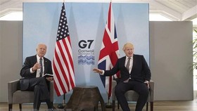 Thủ tướng Anh Boris Johnson (phải) và Tổng thống Mỹ Joe Biden trong cuộc gặp song phương tại Vịnh Carbis, Cornwall (Anh) ngày 10/6/2021. (Ảnh: AFP/TTXVN).