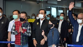 Thủ tướng Thái Lan Prayut Chan-O-Cha (giữa) chụp ảnh lưu niệm với các du khách tại sân bay quốc tế Phuket ngày 1/7/2021.