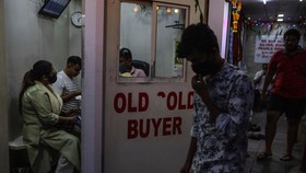 Một tiệm thu mua trang sức vàng cũ ở Mumbai, tháng 11/2020 - Ảnh: Bloomberg.