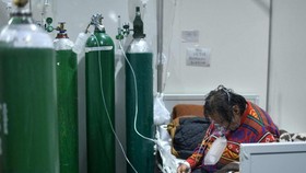 Bệnh nhân Covid-19 thở oxy tại một bệnh viện ở Peru, nơi biến thể Delta đã khiến số ca mắc bệnh tăng đột biến. Ảnh: AFP.