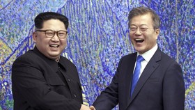 Tổng thống Hàn Quốc Moon Jae-in và nhà lãnh đạo Triều Tiên Kim Jong-un đã viết thư cho nhau để cải thiện mối quan hệ.