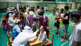 Các nhân viên y tế lấy mẫu xét nghiệm cho người dân tại thành phố Nam Kinh, tỉnh Giang Tô ngày 21/7/2021. Ảnh: Tân Hoa xã.