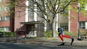 Robot chạy ngang qua một tòa nhà trong khuôn viên Đại học Bang Oregon. Nguồn ảnh: NYP.