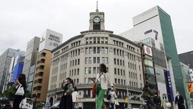 Người dân đeo khẩu trang để phòng chống sự lây lan của virus corona tại khu mua sắm Ginza, Tokyo. Nguồn ảnh: APNews.