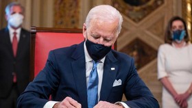 Tổng thống Mỹ Joe Biden đã ban hành các lệnh hành pháp để đảo ngược các chính sách về dầu mỏ do cựu Tổng thống Donald Trump đưa ra. JIM LO SCALZO, POOL / AFP qua Getty Images