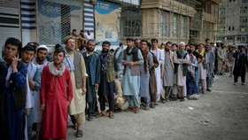 Mọi người xếp hàng tại một ngân hàng ở Kabul vào 30/8. Tiếp cận tiền mặt là mối bận tâm lớn hơn đối với nhiều người Afghanistan bình thường © AFP qua Getty Images