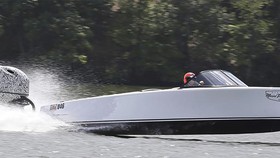 Chiếc thuyền Vision Marine Bruce 22 chạy bằng động cơ E-Motion có khả năng đạt tốc độ 49 dặm/ giờ. Ảnh: AP.