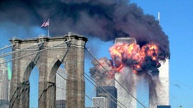 Hai tòa tháp của Trung tâm Thương mại Thế giới tại thành phố New York bốc cháy sau khi bị máy bay đâm vào - Ảnh: Reuters