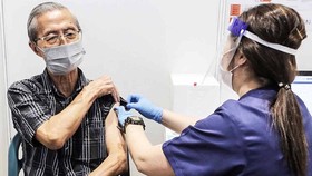 Singapore tiêm mũi thứ ba cho người cao tuổi và người bị suy giảm miễn dịch - Ảnh: AP