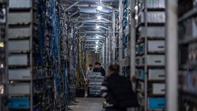 Những người khai thác tiền điện tử tại Trung Quốc ngày càng có nhiều “kế sách” nhằm thoát khỏi sự truy lùng của chính phủ. Ảnh: Getty Images.
