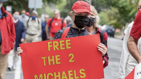 Những người ủng hộ Michael Kovrig và Michael Spavor tham gia một cuộc biểu tình vào ngày 5 tháng 9 ở Canada. (Hình ảnh Lars Hagberg / AFP / Getty)