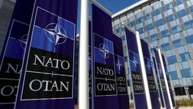 Logo của NATO trước trụ sở của liên minh ở Brussels, Bỉ. (Ảnh: Reuters)