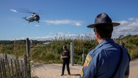 Ông Biden đi trực thăng về tư dinh ở Rehoboth ngày 20/9/2021. REUTERS/Ken Cedeno