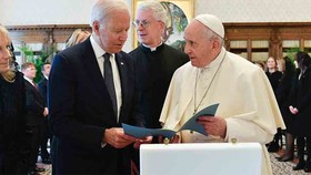 Joe Biden (trái) với Giáo hoàng Francis tại Vatican hôm 29/10/2021. Twitter / @EWTNNewsNightly