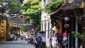 Foreign tourists are seen walking in Hoi An ancient city in the central province of Quang Nam before international arrivals were halted. (Photo: baochinhphu.vn)