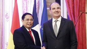 Vietnamese Prime Minister Pham Minh Chính (L) and his French counterpart Jean Castex. VNA Photo