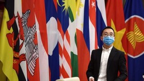 Một quan chức đeo khẩu trang tại hội nghị truyền hình đặc biệt với lãnh đạo ASEAN về COVID-19, tại Hà Nội ngày 14/4/2020 (Ảnh : Manan Vatsyayana / Reuters)