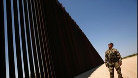 Một đoạn bức tường biên giới giữa Mexico và Mỹ. Ảnh: Reuters