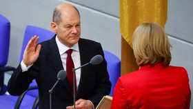 Thủ tướng Đức mới đắc cử Olaf Scholz tuyên thệ nhậm chức trong một phiên họp Hạ viện Đức của Quốc hội Bundestag, tại Berlin, Đức, ngày 8-12-2021.  Ảnh: Reuters/Fabrizio Bensch