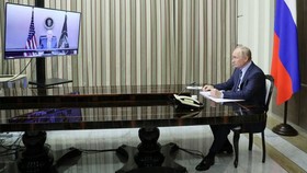 Tổng thống Nga Vladimir Putin tại Sochi trong cuộc gọi điện video với Tổng thống Mỹ Joe Biden © Mikhail Metzel / SPUTNIK / AFP / Getty