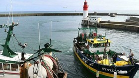 Tàu đánh bắt cá chặn lối vào cảng Calais hồi tháng 11. (Nguồn: AFP)