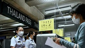 Thái Lan đã tái áp đặt quy định cách ly với người nhập cảnh. Ảnh: AFP.
