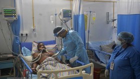 Nhân viên y tế điều trị cho bệnh nhân COVID-19 tại bệnh viện ở ngoại ô Siliguri, Ấn Độ. (Ảnh: THX/TTXVN)