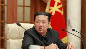 Nhà lãnh đạo Triều Tiên Kim Jong Un tham dự cuộc họp của bộ chính trị Đảng Công nhân cầm quyền ở Bình Nhưỡng, Triều Tiên, ngày 19 tháng 1 năm 2022 trong bức ảnh này do Hãng thông tấn Trung ương Triều Tiên (KCNA) công bố ngày 20 tháng 1 năm 2022.