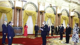 Mexican Ambassador Alejandro Negrin Munoz (centre) comes to present his credentials to President Nguyen Xuan Phuc on February 11. (Photo: VNA)