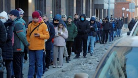 Người dân xếp hàng để sử dụng máy rút tiền ATM ở Saint Petersburg, Nga ngày 27 tháng 2 năm 2022. REUTERS / Anton Vaganov
