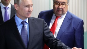 Tổng thống Nga Vladimir Putin (trái) và người sáng lập USM Holdings Alisher Usmanov (Ảnh: AFP)