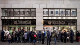 Người dân xếp hàng bên ngoài một chi nhánh của ngân hàng quốc doanh Nga Sberbank để rút tiền tiết kiệm ở Prague vào ngày 25/2/2022, trước khi Sberbank đóng cửa tất cả các chi nhánh của mình ở Cộng hòa Séc vào cuối ngày. (Michal Cizek / AFP qua Getty Image