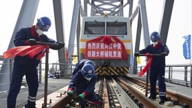 Công nhân làm việc trên cây cầu đường sắt xuyên biên giới Trung-Nga Tongjiang-Nizhneleninskoye. Ảnh: Xinhua