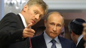 Tổng thống Nga Putin (phải) và người phát ngôn Dmitry Peskov.