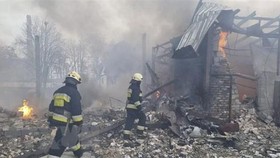 Lực lượng khẩn cấp Ukraine dập lửa tại hiện trường một khu vực bị không kích trong cuộc xung đột Nga-Ukraine ở Dnipro (miền Đông Ukraine) ngày 11/3. (Ảnh: AFP/TTXVN)