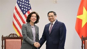 Prime Minister Pham Minh Chinh (R) receives US Secretary of Commerce Gina Raimondo in Washington DC. on May 11 (Photo: VNA)