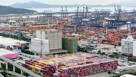 Một cảng hàng hóa tại tỉnh Quảng Đông, Trung Quốc. (Ảnh: AFP/TTXVN)